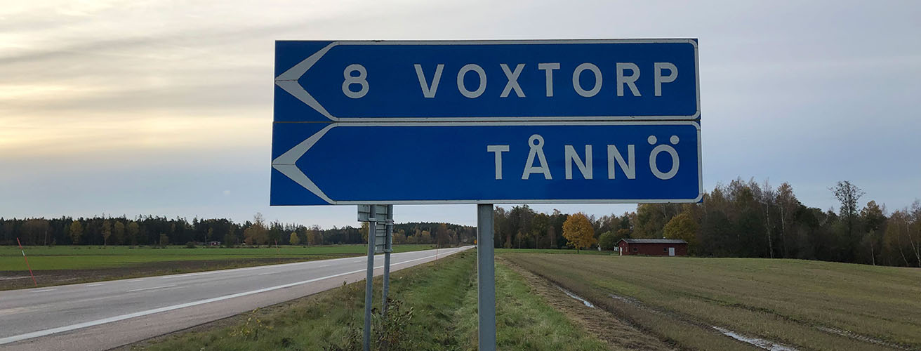 Bild på vägskylt mot Voxtorp och Tånnö