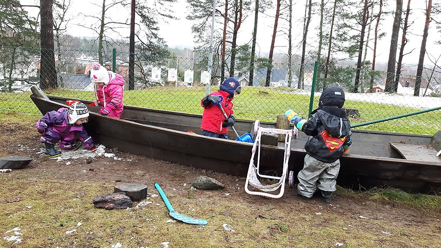 Barn som leker i en sandlåda