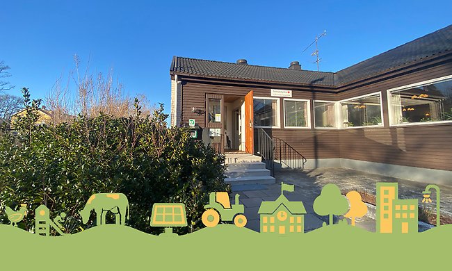 Gällaryds församlingshems fasad och en illustrerad våg längst ner. På vågen är det en höna, lekplats, ko, solceller, traktor, skola, träd, lägenheter och en lampa.