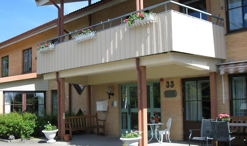 Entrén till en av enheterna på Soläng. Det är en ljus tegelbyggnad som har två våningar.