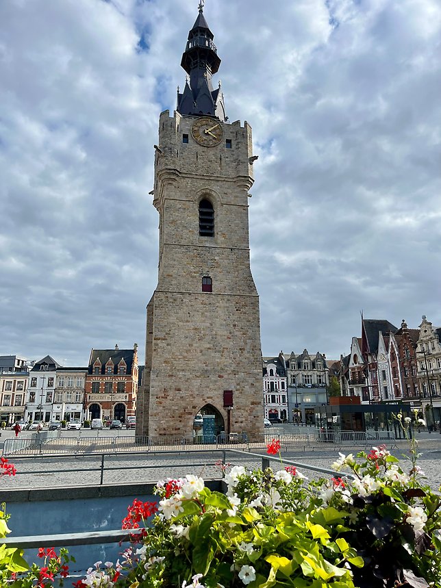 Mitt på torget i Béthune står ett stort klocktorn som finns med på UNESCOS världsarvslista.
