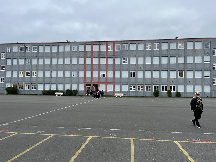 Skolgården bestod av en stor asfalterad yta där alla 600 eleverna hade rast samtidigt. I bakgrunden ser man skolan.