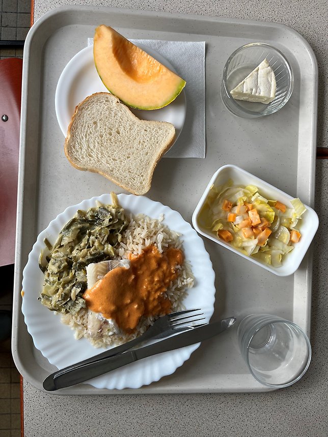 Skollunchen bestod av två valbara alternativ av förrätt (ofta sallad), huvudrätt, ost och efterrätt (frukt eller yoghurt)