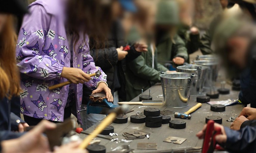 Elever testar på att gjuta i tenn.