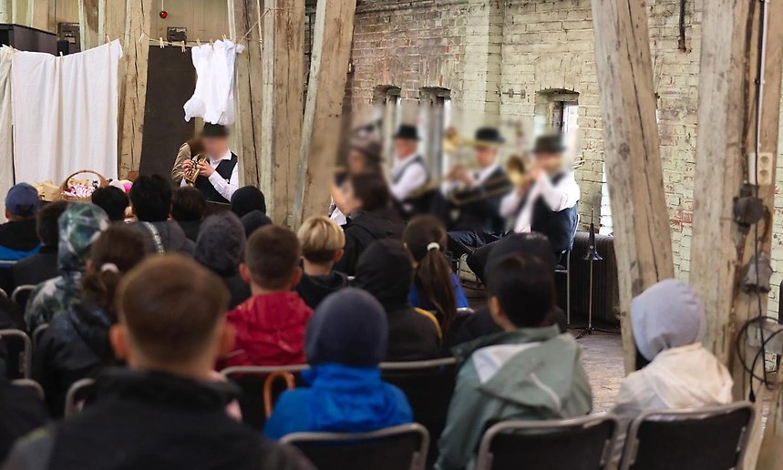 Elever tittar på teater av kulturskolan.